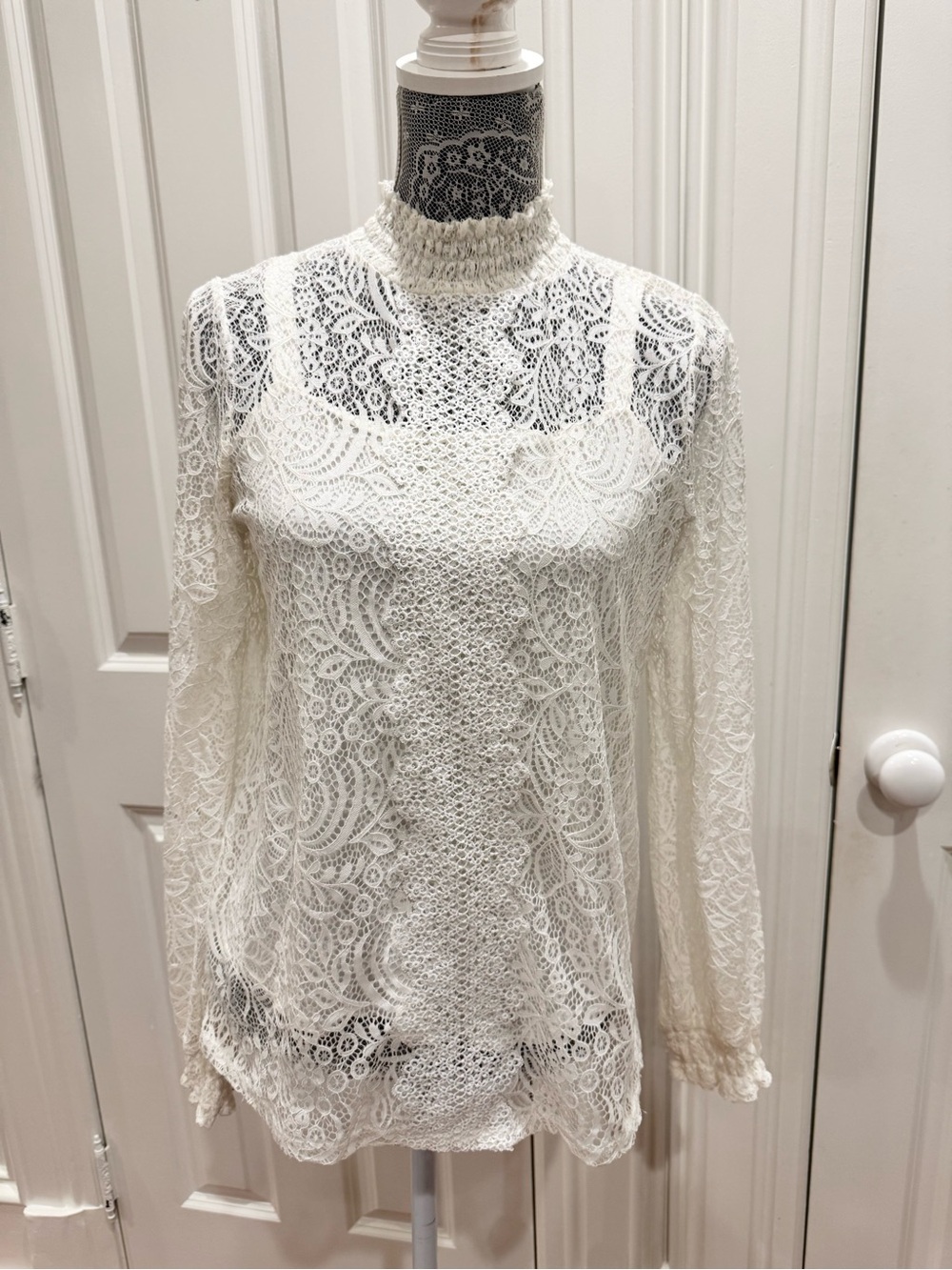 Cable & Gauge Ivory Lace Mock Neck Long-Sleeve Top w/ Camisole Sz. M Coquette
